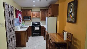 Stort kylskÄp och kaffe- och tebryggare