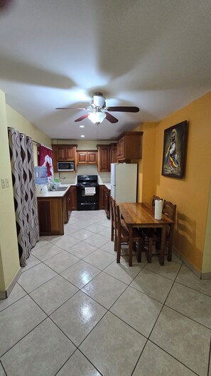 Full-sized fridge, coffee/tea maker - Paradise Apartment and Single Room (San Pedro)