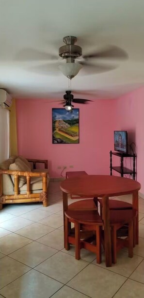 Flat-screen TV, fireplace - Paradise Apartment and Single Room (San Pedro)
