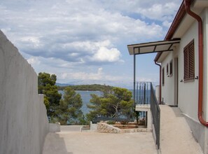 Property grounds - Three Bedroom Holiday Home With Balcony and Sea View (Jelsa)