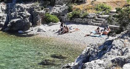 Three Bedroom Holiday Home With Balcony and Sea View