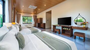 Une chambre d’hôtel moderne équipée de deux lits, d’une télévision et d’un bureau avec un miroir.