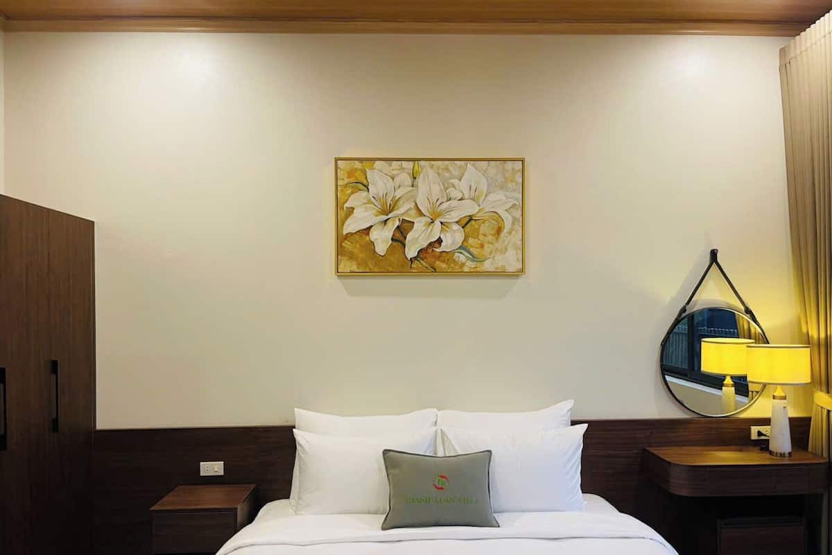 Blackout drapes, soundproofing, free WiFi