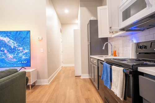 Modern Downtown Retreat • Steps from SoMa + River Market