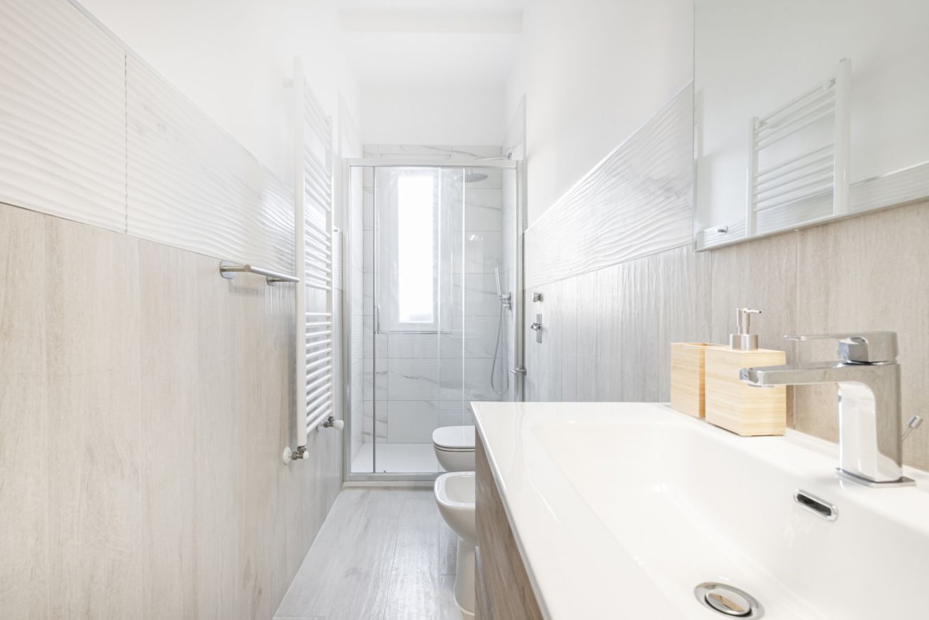 Een douche, een haardroger, een bidet, handdoeken