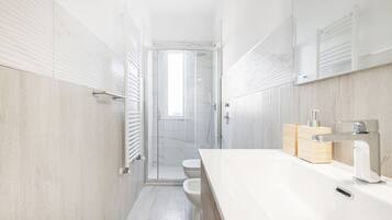 Een douche, een haardroger, een bidet, handdoeken