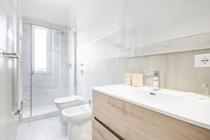 Doccia, bidet, asciugamani, shampoo