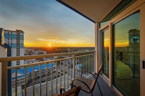 Property grounds - Newly Designed luxury Oceanview studio w/king bed + AC+fireplace + swimming pool (Myrtle Beach)