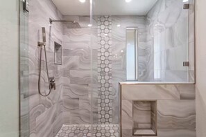 Douche, sèche-cheveux, serviettes fournies, savon