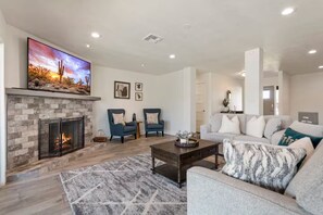 Living area - Tempe Oasis - Private Pool Near Scottsdale, ASU & Airport (Tempe)