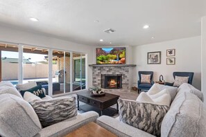 Living area - Tempe Oasis - Private Pool Near Scottsdale, ASU & Airport (Tempe)