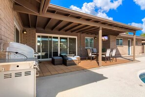 Outdoor dining - Tempe Oasis - Private Pool Near Scottsdale, ASU & Airport (Tempe)
