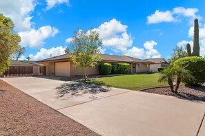Exterior - Tempe Oasis - Private Pool Near Scottsdale, ASU & Airport (Tempe)