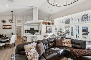 Smart TV, fireplace, books - Private 4-bedroom house close to I5 freeway. (Ridgefield)