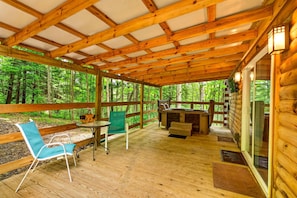 Outdoor dining - Pine View Cabin at Hocking Hills (South Bloomingville)