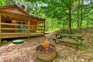 Outdoor dining - Pine View Cabin at Hocking Hills (South Bloomingville)