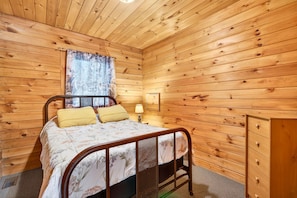 2 bedrooms, free WiFi, bed sheets - Pine View Cabin at Hocking Hills (South Bloomingville)