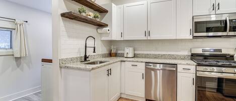 Jääkaappi, mikroaaltouuni, liesi, astianpesukone