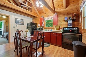 Kühlschrank, Mikrowelle, Ofen, Wasserkocher mit Kaffee-/Teezubehör