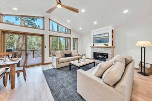 Smart-TV, Kamin, Arbeitsbereiche
