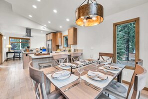 Dining - Tahoe City Retreat - Creekside Deck & Hot Tub (Tahoe City)