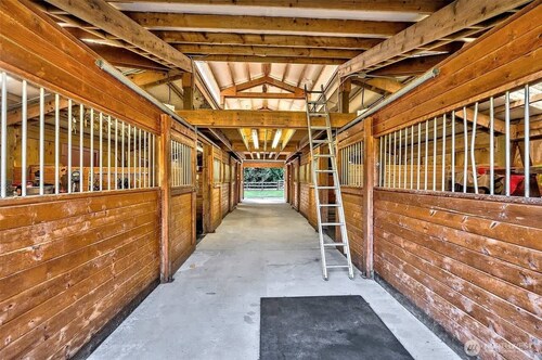Redmond Pet friendly Home in 2 Acres+Horse Barn