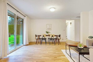 Dining - Redmond Pet friendly Home in 2 Acres+Horse Barn (Redmond)