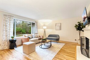 TV, offices - Redmond Pet friendly Home in 2 Acres+Horse Barn (Redmond)