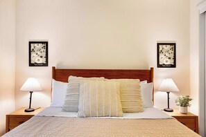 3 habitaciones, escritorio y tabla de planchar con plancha 