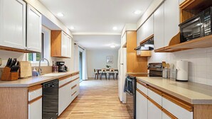 Kaffetrakter/tekoker, kjøleskap, mikrobølgeovn og ovn