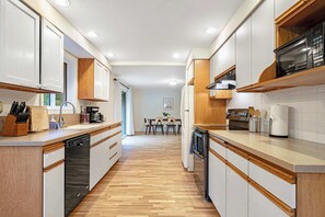 Fridge, microwave, oven, stovetop - Redmond Pet friendly Home in 2 Acres+Horse Barn (Redmond)