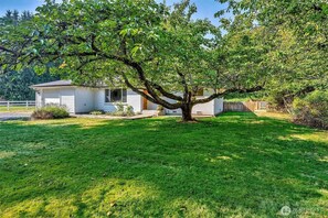 Exterior - Redmond Pet friendly Home in 2 Acres+Horse Barn (Redmond)