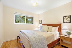 3 Schlafzimmer, Schreibtisch, Bügeleisen/Bügelbrett, Reisekinderbett
