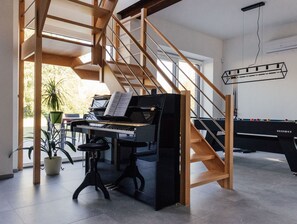 Staircase - Le Surdan (Bassenge)