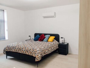 Casa superior, 2 dormitoris, aire condicionat | Cortines opaques, wifi gratuïta i roba de llit 