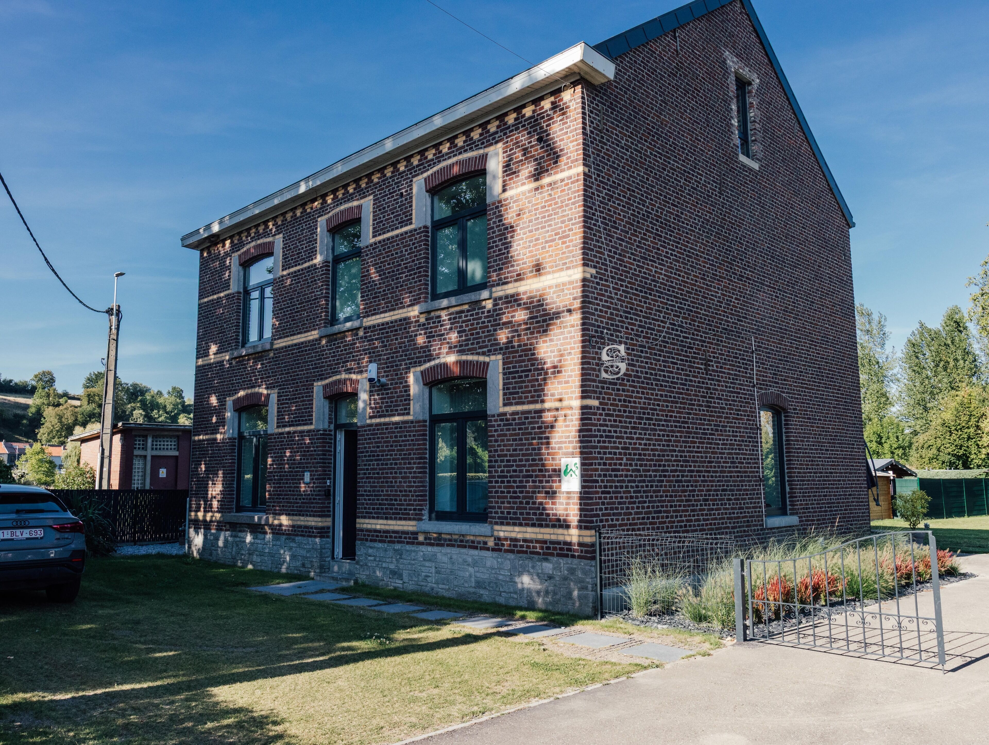 Vista frontal de la propiedad