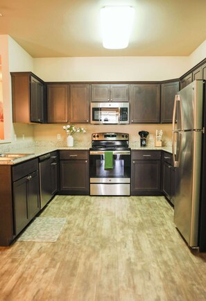 Kühlschrank, Mikrowelle, Ofen, Herdplatte