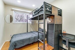 3 bedrooms, desk, iron/ironing board, Internet - 8 MI to Detroit Zoo: Fire Pit, Game Room, & Grill (Warren)