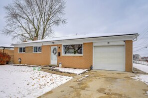 Exterior - 8 MI to Detroit Zoo: Fire Pit, Game Room, & Grill (Warren)