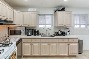Fridge, microwave, stovetop, dishwasher - 8 MI to Detroit Zoo: Fire Pit, Game Room, & Grill (Warren)