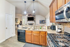 Fridge, microwave, stovetop, dishwasher - 5 Mi to Cedar Hill SP & Joe Pool Lake: Family Home (Cedar Hill)