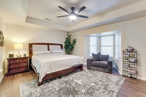 4 bedrooms, iron/ironing board, Internet, bed sheets - 5 Mi to Cedar Hill SP & Joe Pool Lake: Family Home (Cedar Hill)
