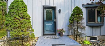 8 Mi to Saratoga Race Course: Quiet Family Home