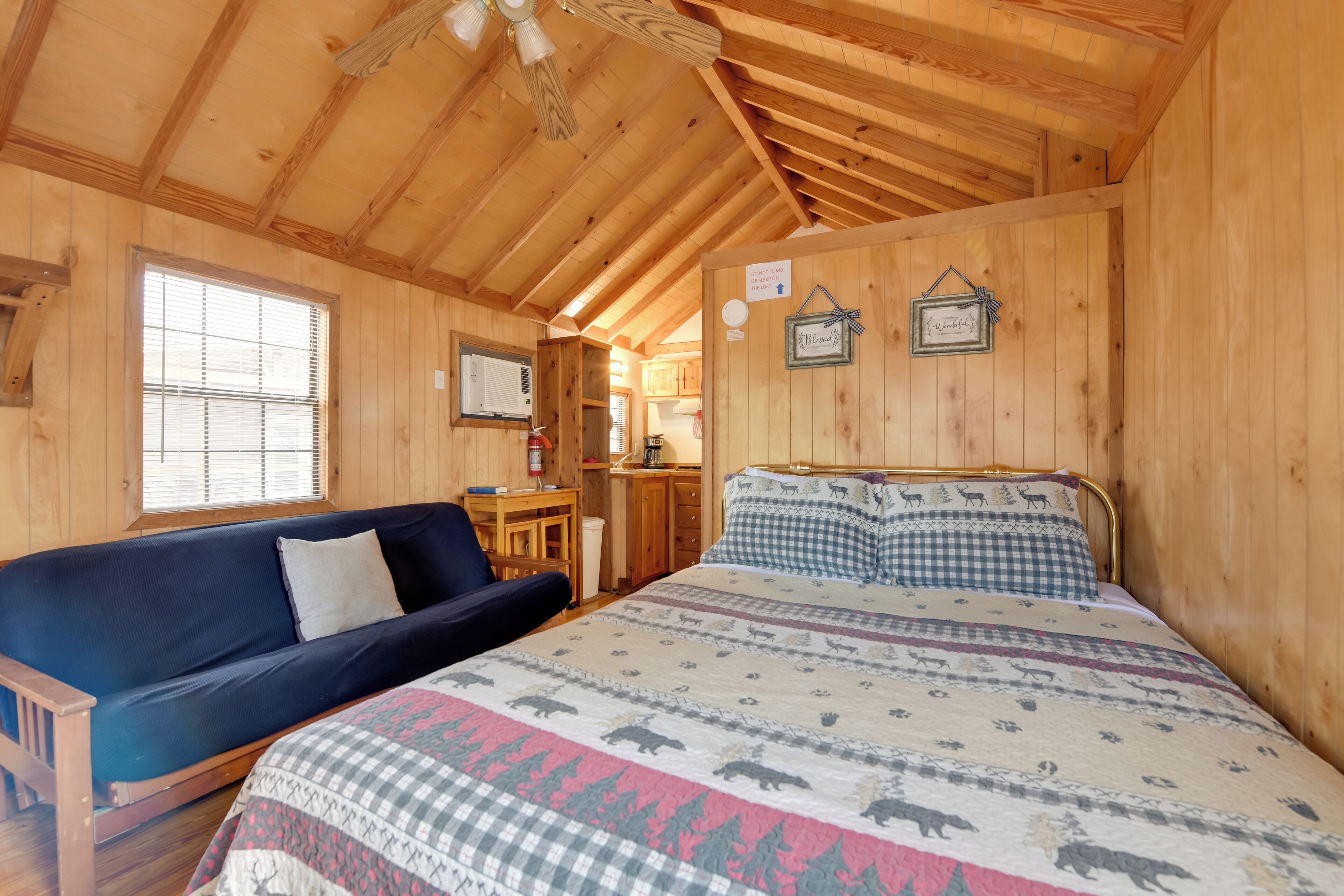 Skrivebord, internetforbindelse, sengetøj