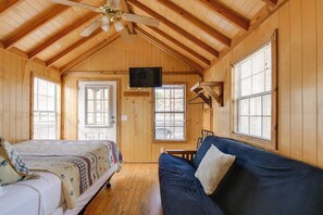 Desk, Internet, bed sheets - Escape to Blue Ridge Mtns! Studio w/ Resort Perks (Waynesville)