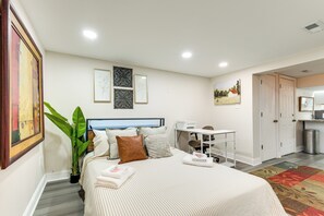 Escritorio, tabla de planchar con plancha, internet y ropa de cama 