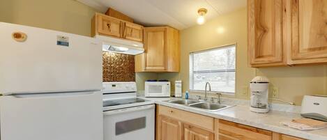 Kühlschrank, Mikrowelle, Herdplatte, Wasserkocher mit Kaffee-/Teezubehör