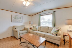 TV, ping pong, books - Mtn-View Adventure Hub! Waynesville Home w/ Perks (Waynesville)