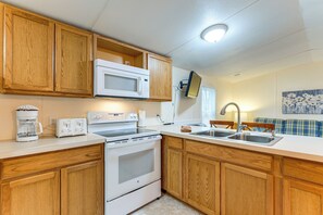 Coffee/tea maker, fridge, microwave, stovetop - Near Trails & Slopes! Relaxed Waynesville Retreat (Waynesville)