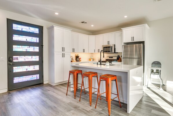 Fridge, microwave, stovetop, dishwasher